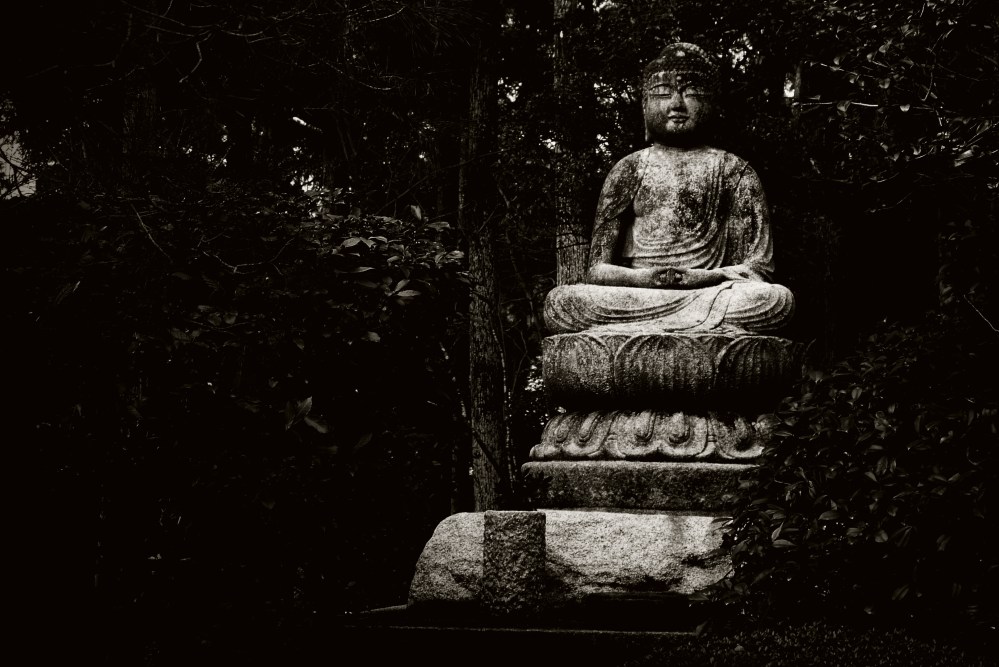 Ryoanji-statue-of-Buddha-black-and-white.jpg